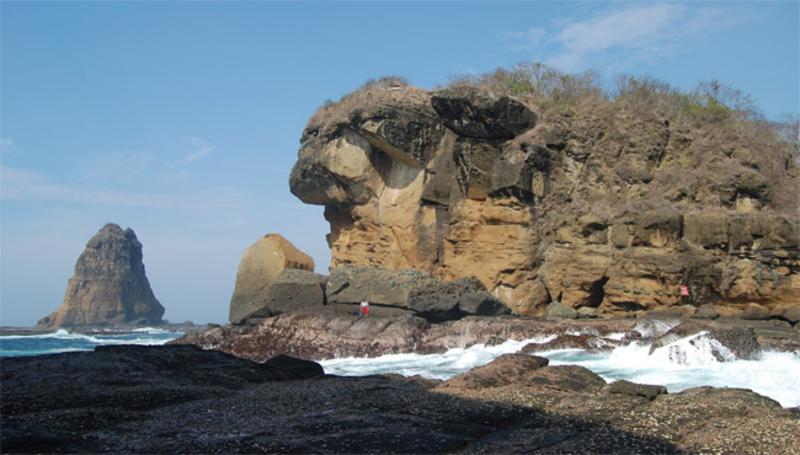 Ziarah dan Wisata Spiritual di Watu Ulo Jember: Legenda Naga dan Ritual Pesisir